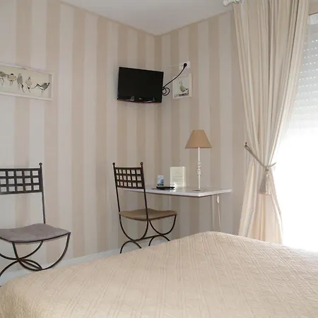 מלון De L'avenue 2*