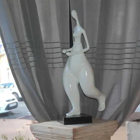 De L'avenue מלון 2*