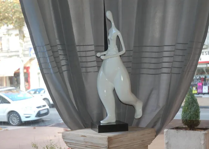 De L'avenue Hotel 2*